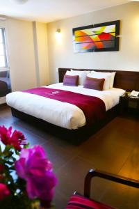 una habitación de hotel con una cama grande en una habitación en Hoteles Riviera Mansion en Arequipa