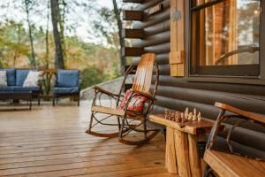 Zona de estar de Log Cabin with Mountain View and Privacy