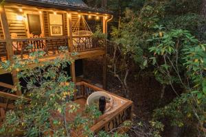 una vista aérea de una casa en el árbol con terraza en Log Cabin with Mountain View and Privacy, en Blue Ridge