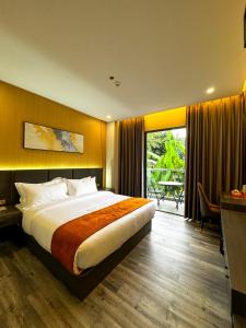 Cette chambre d'hôtel comprend un lit et un balcon. dans l'établissement Venus Royale Hotel, à Coron
