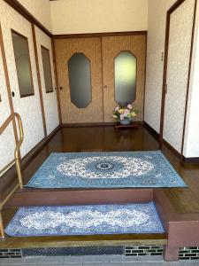 ein Zimmer mit einer Treppe und einem Tisch mit Blumen in der Unterkunft Minpaku Tanaka - Vacation STAY 15255 in Kyōtango