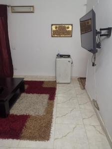 Habitación con aseo y alfombra en la pared en Special view en El Cairo