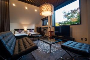 a living room with a couch and a large window at ユニテ蔵王ジョーニダ リゾート in Yamagata