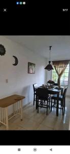 ein Esszimmer mit einem Tisch und Stühlen sowie ein Esszimmer in der Unterkunft Hospedaje Portobelo in Portobelo