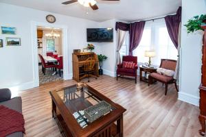 uma sala de estar com um sofá e uma mesa em Vintage downtown flat near Holy Hill, Golf &Ski em Hartford