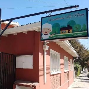 a sign outside of a building with a train on it at Residencial La Nona - Villa Alemana in Villa Alemana