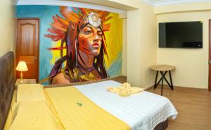 een slaapkamer met een schilderij van een vrouw bij Hotel Retamayo in Ica