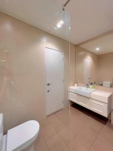 ein Bad mit einem WC, einem Waschbecken und einer Dusche in der Unterkunft Homely 2BR, Free Carpark @ Direct Link Central Mall, SOGO, Theme Park in Shah Alam