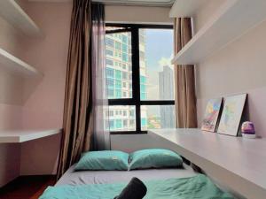 um quarto com uma janela e uma cama com uma prateleira em Homely 2BR, Free Carpark @ Direct Link Central Mall, SOGO, Theme Park em Shah Alam
