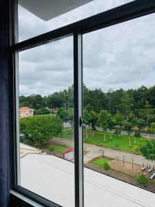 Bình Thủy的住宿－Khách Sạn Homesaty KV2，享有街道景致的开放式窗户
