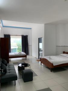 Bình Thủy的住宿－Khách Sạn Homesaty KV2，一间卧室配有一张床、一张沙发和一个窗口
