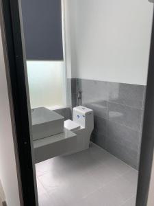 bagno con lavandino e specchio di Khách Sạn Homesaty KV2 a Bình Thủy