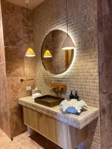 uma casa de banho com um lavatório e um espelho em Swell Hotel Byron Bay - Adults Only em Byron Bay