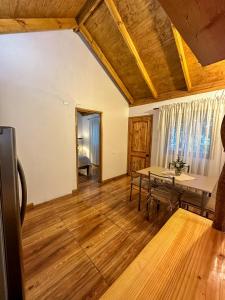 ein Wohnzimmer mit einem Tisch und einem Esszimmer in der Unterkunft Molco Cabins Bosque in Pucón