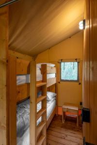 1 dormitorio con 2 literas en una cabaña en Campizo Glamping - Monterrey X NANTLI LIVING en Allende