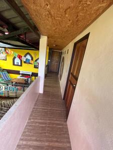 un pasillo de un edificio con una puerta en Hippy Hut Koh Chang, en Ko Chang