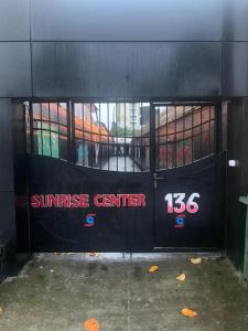 un panneau indiquant le centre de bronzage à l'avant d'un bâtiment dans l'établissement Sunrise Center Bonapriso - 107, à Douala