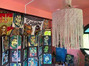 een kamer met een hoop kunst aan de muur bij Hippy Hut Koh Chang in Ko Chang
