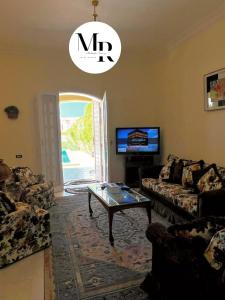 salon z kanapą i stolikiem kawowym w obiekcie Villa Marina (5) 2nd Row Of The Sea w mieście El Alamein
