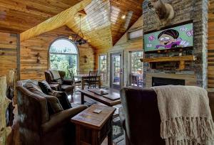 The lounge or bar area at Rustic Hideaway cabin