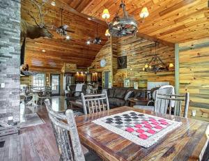 A restaurant or other place to eat at Rustic Hideaway cabin