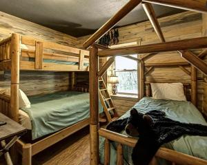 Rustic Hideaway cabin emeletes ágyai egy szobában