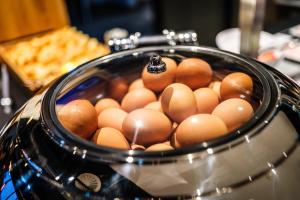 un montón de huevos en una olla en una estufa en Holiday Inn Express Dresden Zentrum, an IHG Hotel en Dresden