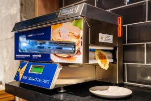 une machine à manger assise au-dessus d'un comptoir dans l'établissement Holiday Inn Express Dresden Zentrum, an IHG Hotel, à Dresde