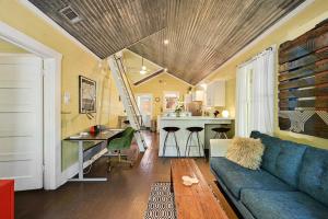 Χώρος καθιστικού στο Peaceful Bungalow with Fenced Yard near Shops and Cafes