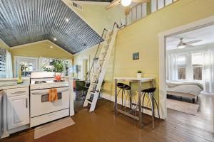 Ένα ή περισσότερα κρεβάτια σε δωμάτιο στο Peaceful Bungalow with Fenced Yard near Shops and Cafes