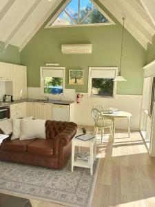 Apollo Bay的住宿－Apple Tree Cottage，客厅配有沙发和桌子