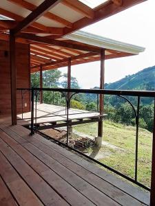 una terraza de madera con vistas a la montaña en Casa Alegre II- Hush Valley Lodge, en Río Blanco