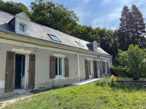 an old house with its door open on a field at Maison spacieuse près du Mans et Tours, idéale pour famille, avec terrasse, jardin et parking - FR-1-410-425 in Chahaignes