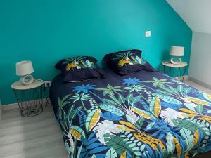 a bedroom with a bed with a blue wall at Maison spacieuse près du Mans et Tours, idéale pour famille, avec terrasse, jardin et parking - FR-1-410-425 in Chahaignes