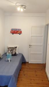 - une chambre avec un lit avec un bus de jouets sur le mur dans l'établissement Central Lisbon Sao Jorge 2 bedroom private apartment, à Lisbonne