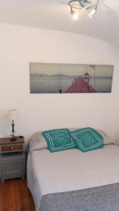 - une chambre avec un lit doté de 2 oreillers verts dans l'établissement Central Lisbon Sao Jorge 2 bedroom private apartment, à Lisbonne