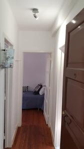 - une petite chambre avec un lit dans l'établissement Central Lisbon Sao Jorge 2 bedroom private apartment, à Lisbonne