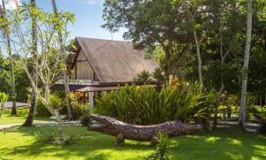 een tuin met een standbeeld voor een huis bij Anima Retreat Bali in Krambitan