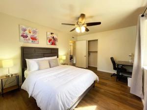 a bedroom with a bed and a ceiling fan at 434-Campbell Cozy & Bright 2B/1b /AC/close to Downtown in Campbell
