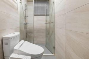 2B1bLK, Stylish & Comfortable, 5 Min to Ximen MRT • 2房1衛 客廳廚房 時尚舒適 5分到西門站的一间浴室