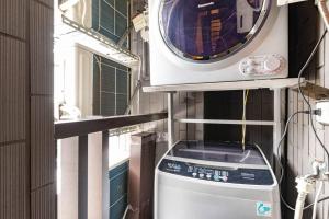 台北2B1bLK, Stylish & Comfortable, 5 Min to Ximen MRT • 2房1衛 客廳廚房 時尚舒適 5分到西門站的相册照片