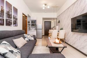 台北2B1bLK, Stylish & Comfortable, 5 Min to Ximen MRT • 2房1衛 客廳廚房 時尚舒適 5分到西門站的带沙发和桌子的客厅