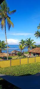 Paiyagala South的住宿－Thoduwawa Beach Villa，享有棕榈树海滩和大海的景色
