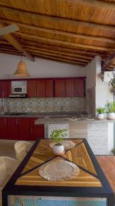 eine Küche mit einem Holztisch mit einem Tisch von sidx sidx sidx in der Unterkunft Hostal Casablanca in San Gil