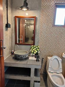 Bilik mandi di Smilingface guesthouse