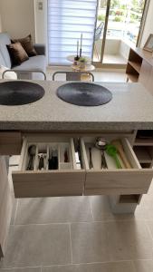 una cocina con encimera con 2 lavabos y cuchillos en Apartamento nuevo en Centro de Viña del Mar, Parque Urbano, en Viña del Mar