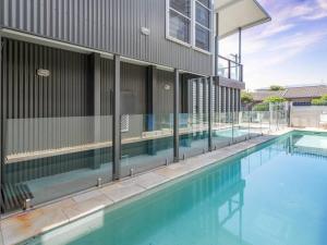 uma piscina em frente a um edifício em Town & Tide em Lennox Head