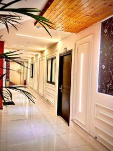 un pasillo con una puerta en un edificio en Phước Hưng 3 Hotel en Vĩnh Long