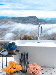 eine Badewanne mit Bergblick in der Unterkunft La Montagne Doi Chang in Ban Huai Khai