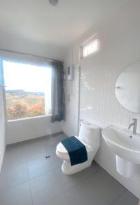 bagno bianco con servizi igienici e lavandino di La Montagne Doi Chang a Ban Huai Khai